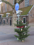 902241 Afbeelding van kerstboom, o.a. versierd met drankblikjes, vastgemaakt aan een verkeersbord op het Jacobskerkhof ...